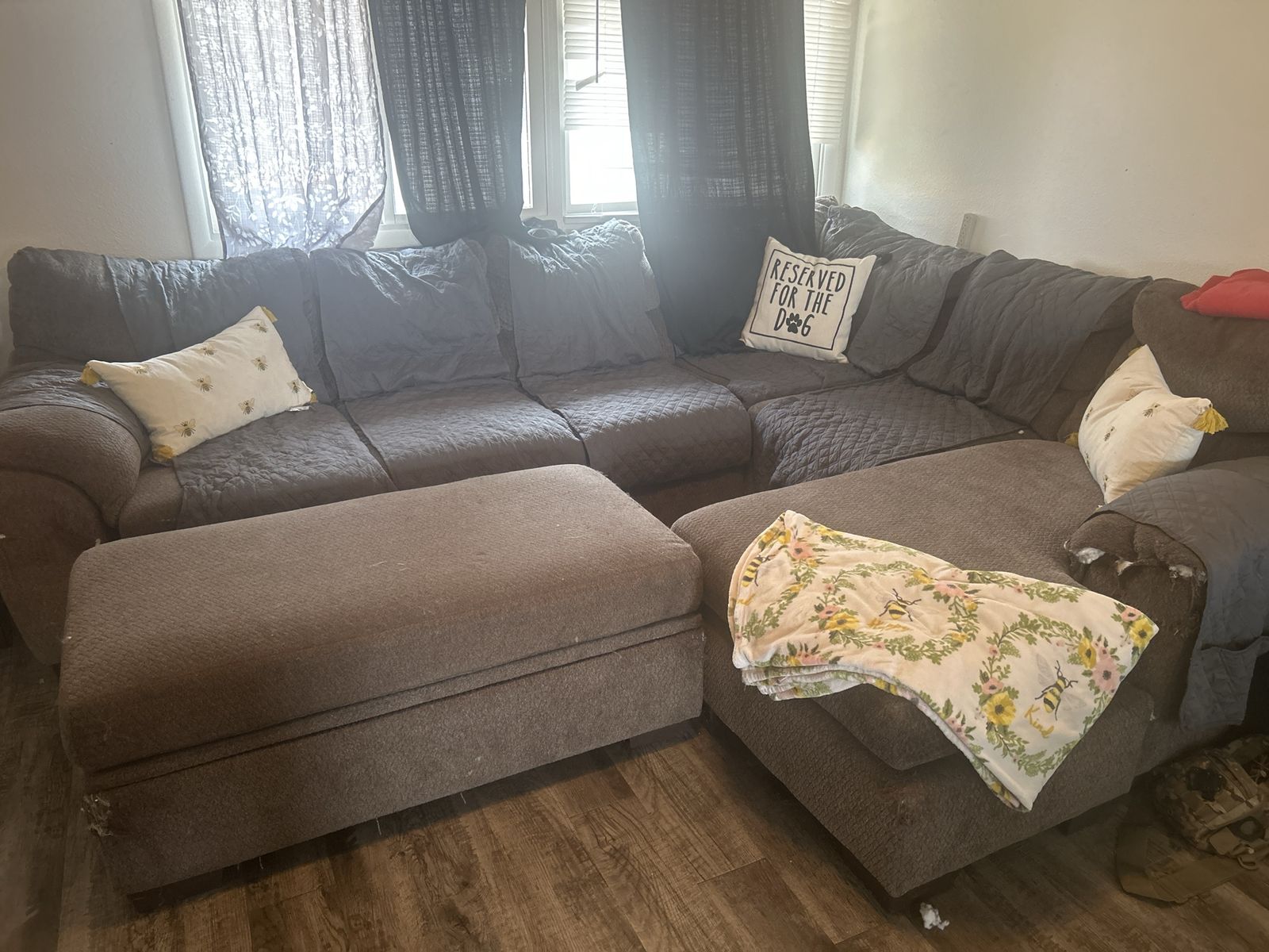 Brown Fabric Sectional Sofa with Chaise and Ottoman (Damaged Armrest)