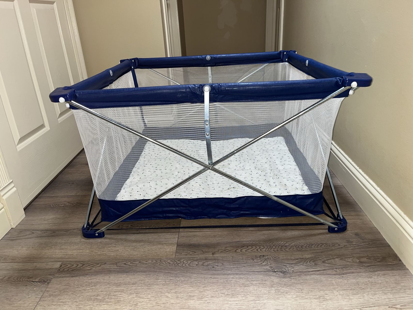Foldable baby crib