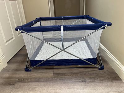 Foldable baby crib