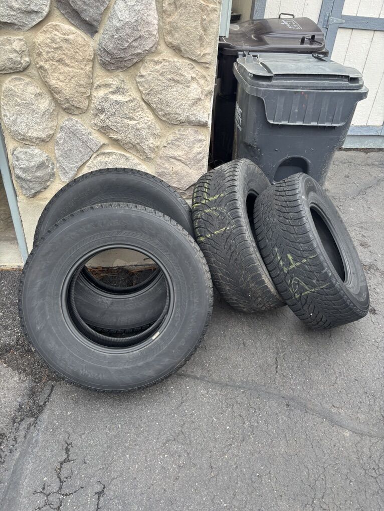 (4) Nokian 265/70R16 Snow Tires