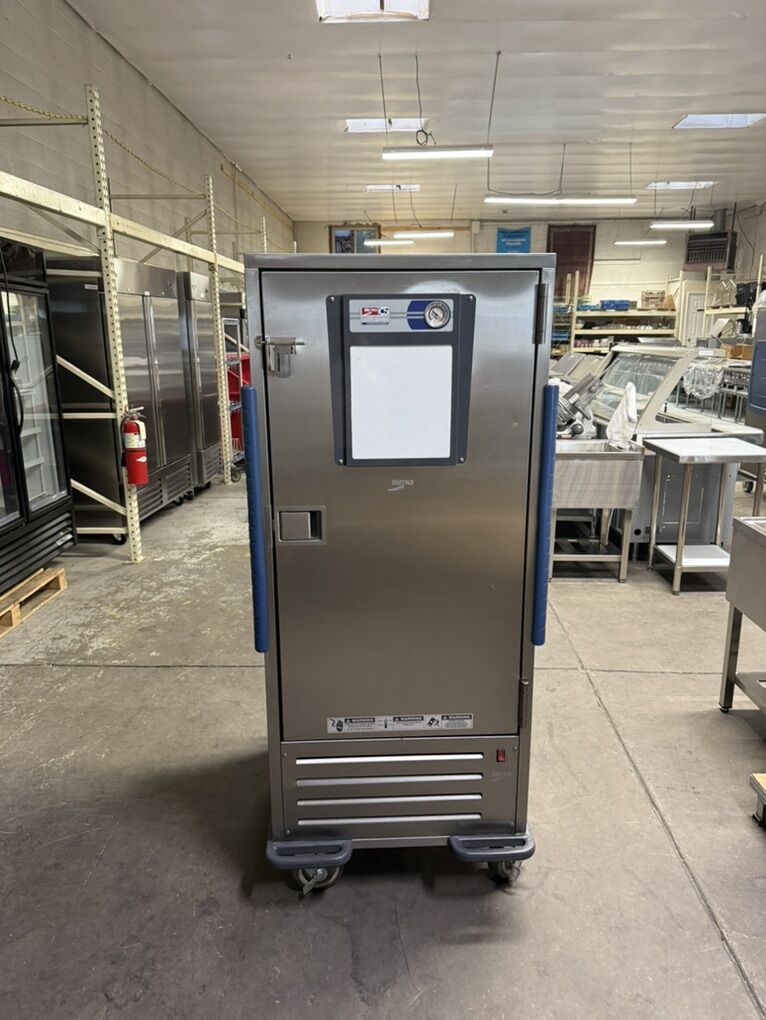 Metro C-5   Refrigeration Food Carrier In Excellent condition 120 volts w/wheels