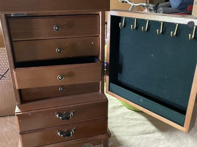 Jewelry box