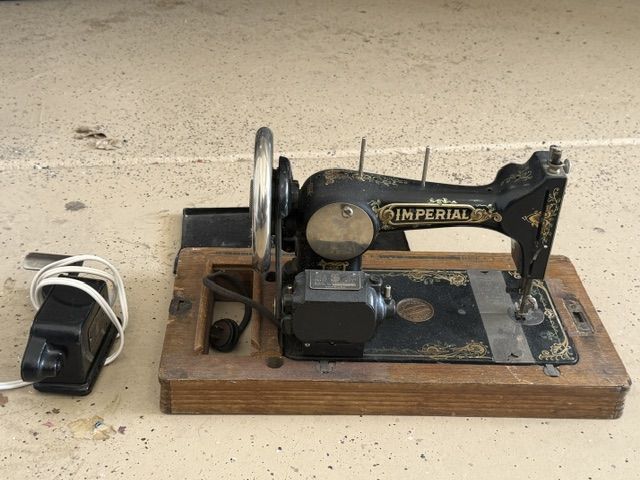 FREE 1920s Imperial Sewing Machine