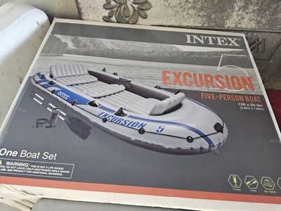 five-person boat 12 ft x 5 ft 6 in comes with one pump two oars 1300 maximum capacity