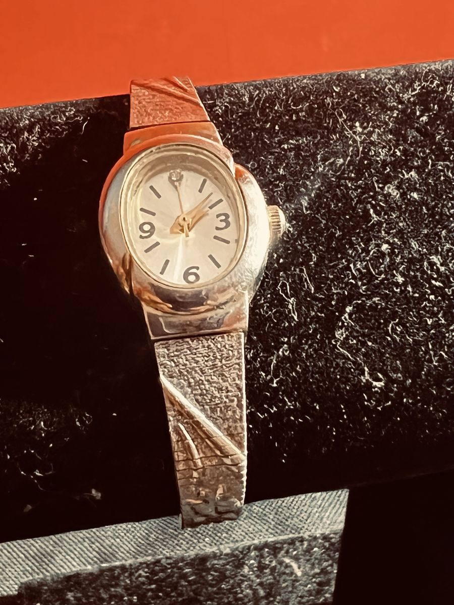 Vintage Oval Analog Wristwatch with Textured Band