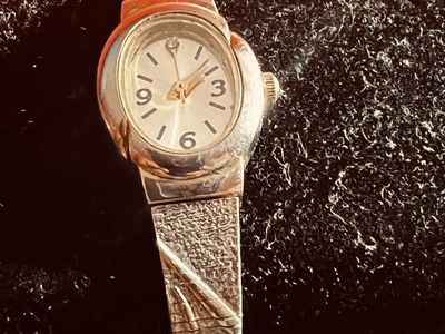 Vintage Oval Analog Wristwatch with Textured Band