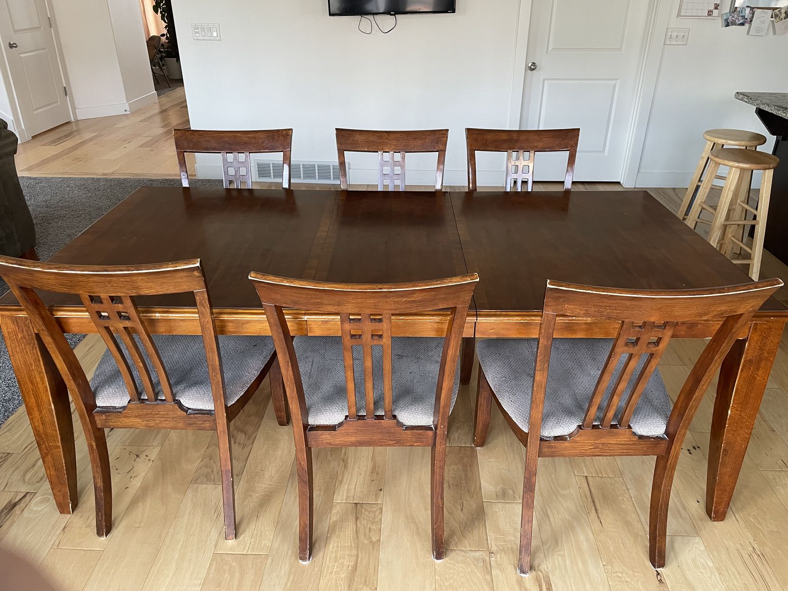 Solid wood dinning table with 6 matching chairs