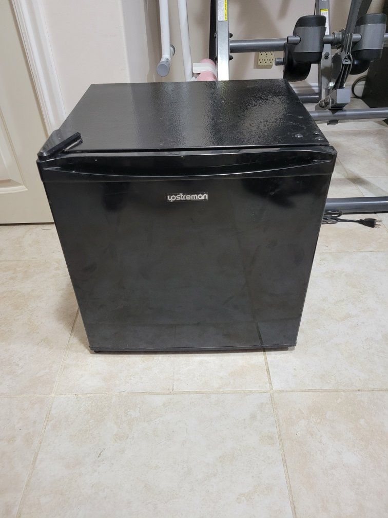 Upstreman 1.6 Cu. Ft. Black Mini Fridge Compact Refrigerator Dorm Office Garage