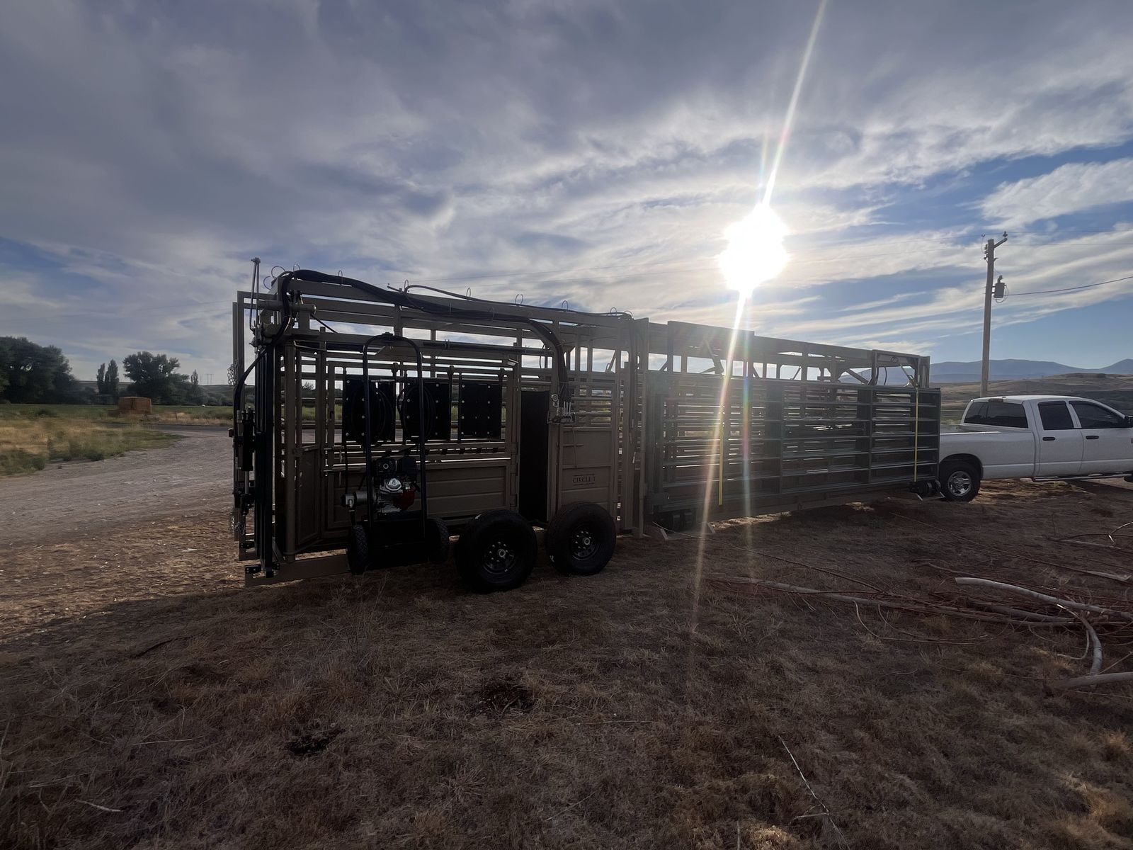 Circle T Hydraulic Cattle Squeeze Chute & Portable Alley System.   