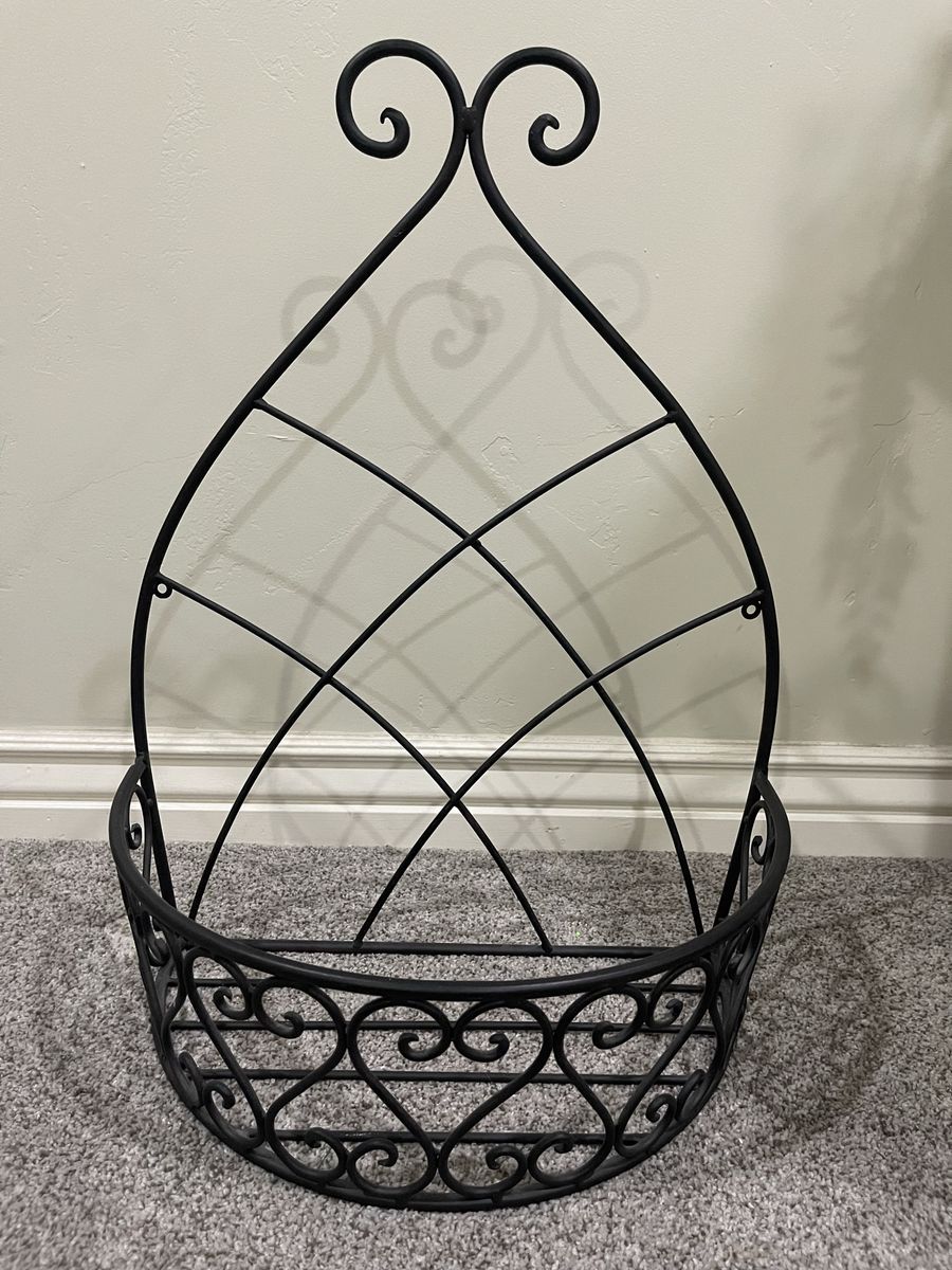 Black Wrought Iron Wall Basket Planter with Scroll Heart Design, Rustic Home Decor
