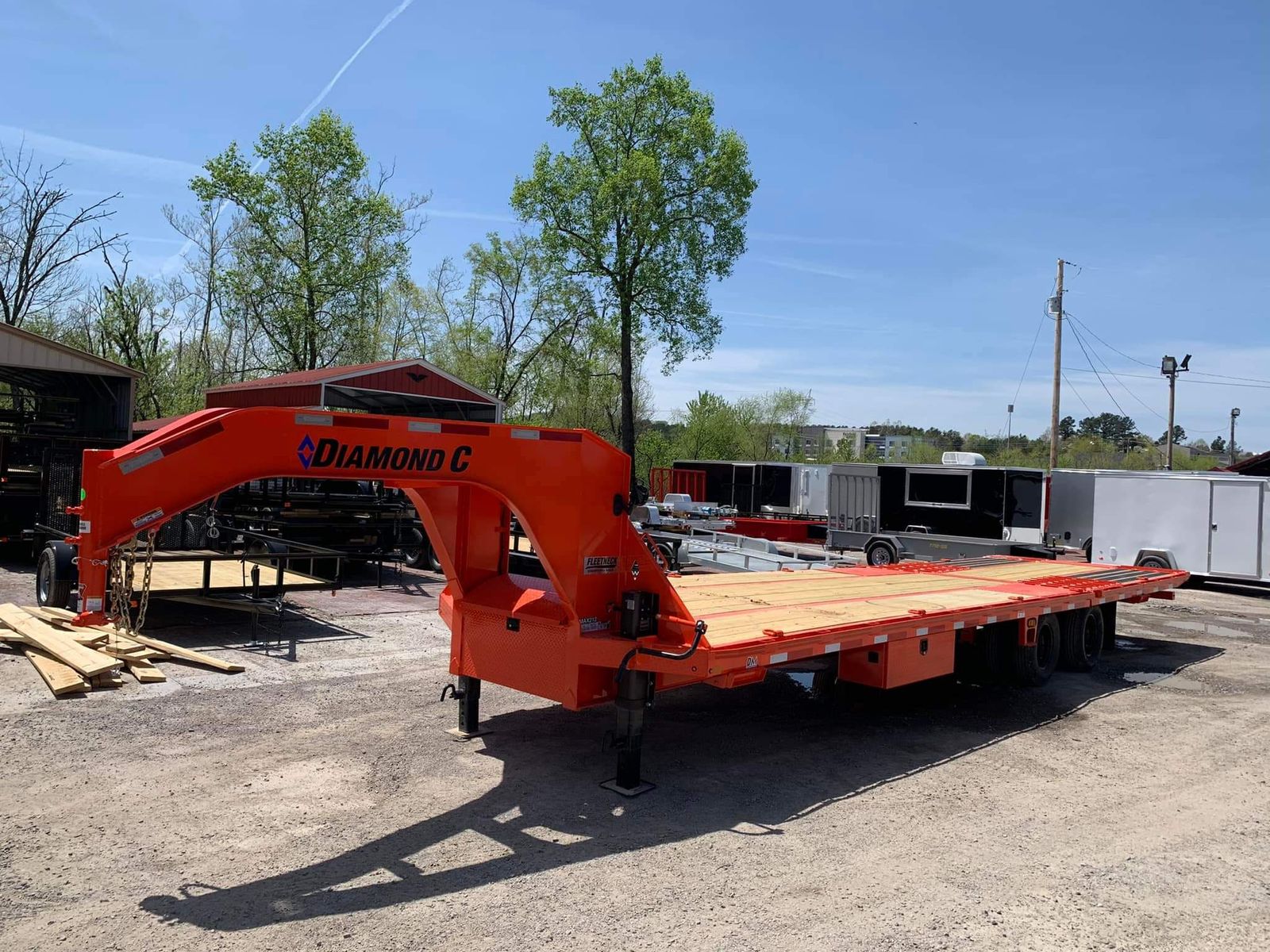 32' DIAMOND C trailer - FMAX 212 Hydraulic dovetail.