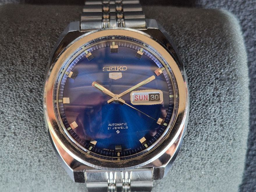 I’m selling this used vintage Seiko wristwatch