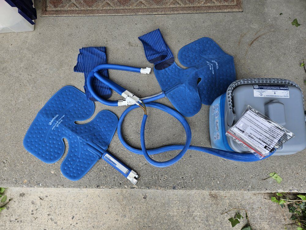 Breg Polar Care Kodiak Cold Therapy System with 2 Knee Pads