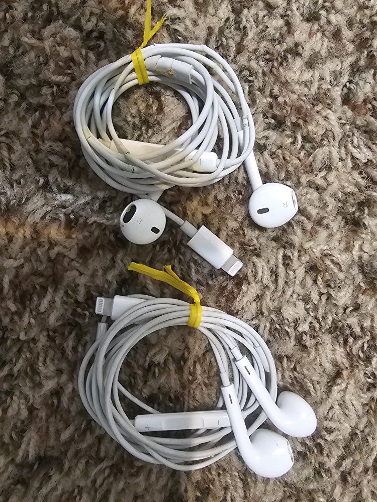 Lot of 2 Apple EarPods with Lightning Connector White