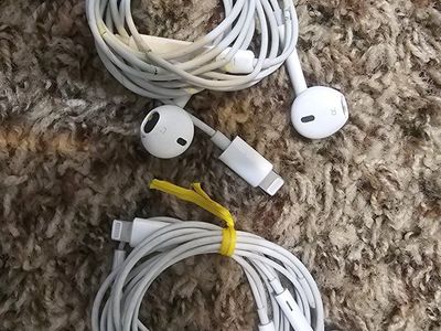 Lot of 2 Apple EarPods with Lightning Connector White