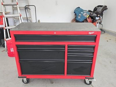 clean milwaukee tool box