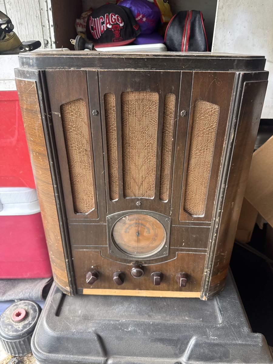 Antique 1934 rca radio 