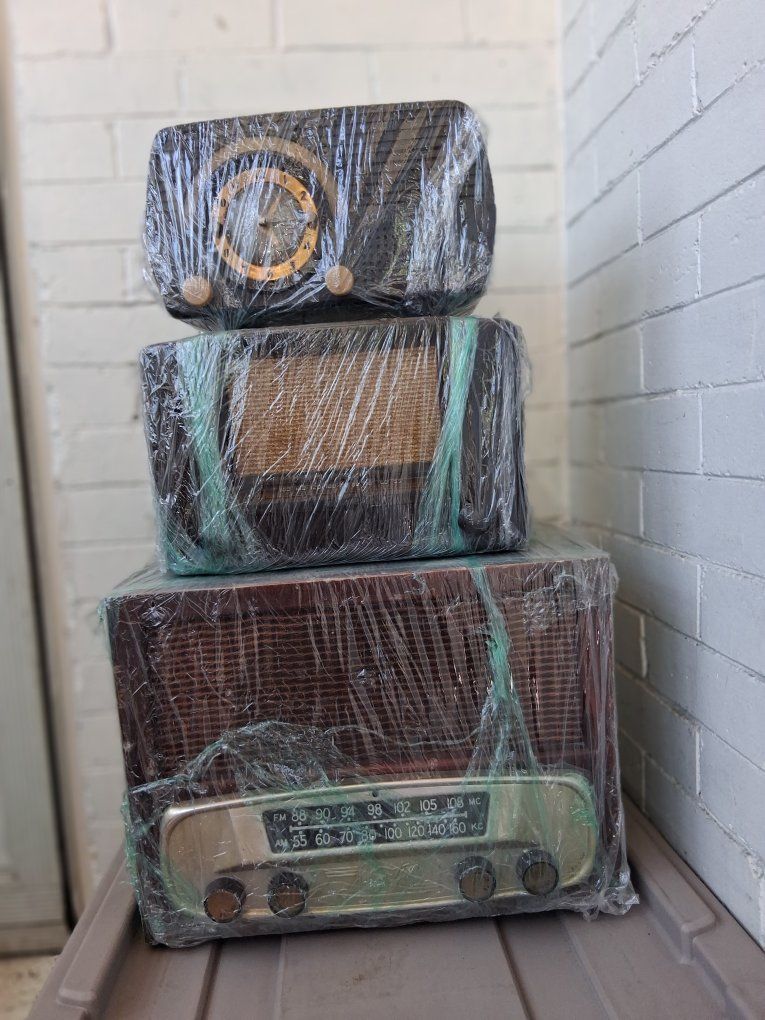 3 Vintage radios.