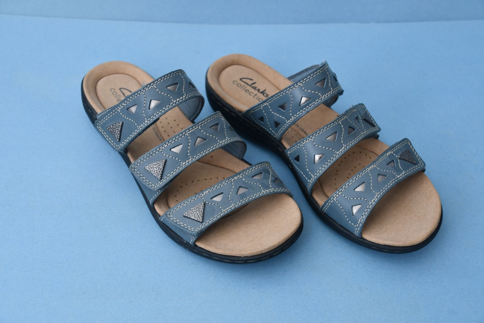 NWOB WOMEN'S CLARKS BLUE SANDALS ~ SIZE 8M ~ 3 ADJ STRAPS ~ CUTE DETAIL ~ HEEL HEIGHT 1.25"