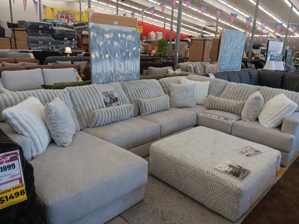 Design and Durability!!!
Jackson Furniture Sectional Sofa in Light Gray, Boasts on trend Contemporary styling and  Durability
