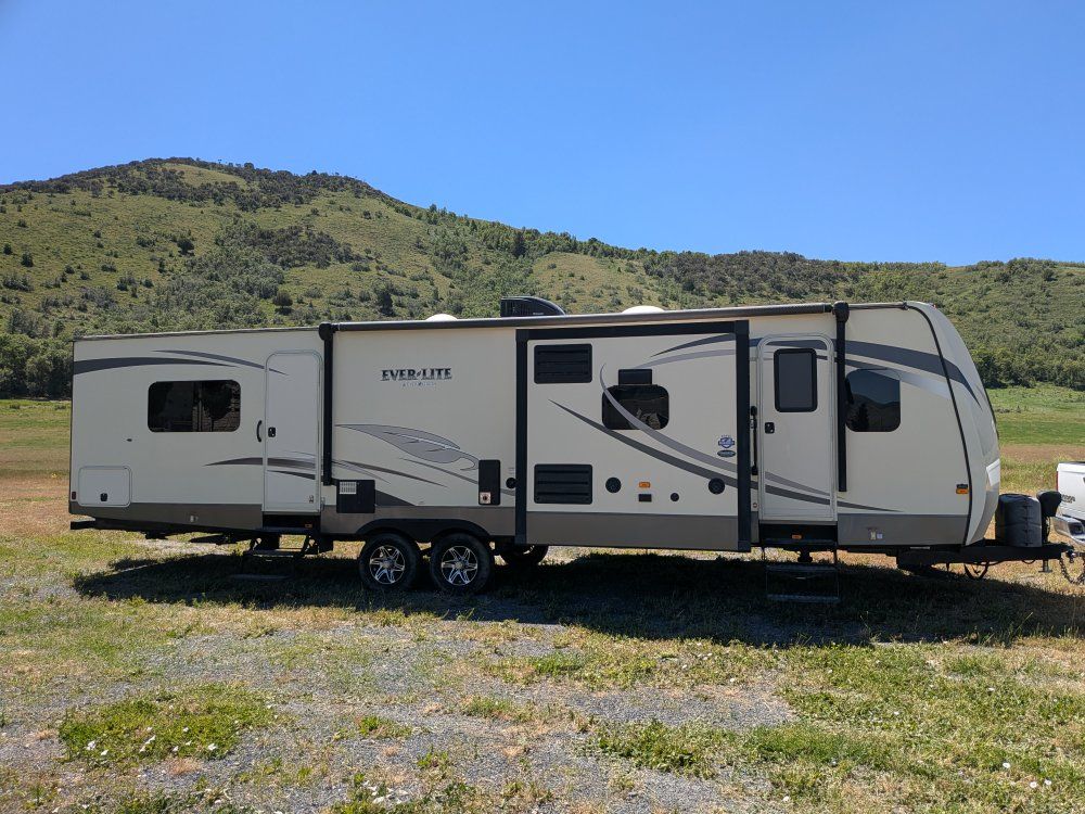 Ever-Lite EverGreen Travel Trailer Bumper Pull RV - Spacious, Well-Maintained, Ready for Adventure!