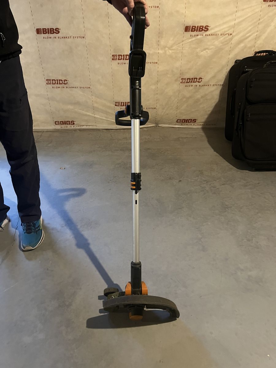 Battery powered yard trimmer by Worx. Battgtery and dual charger included