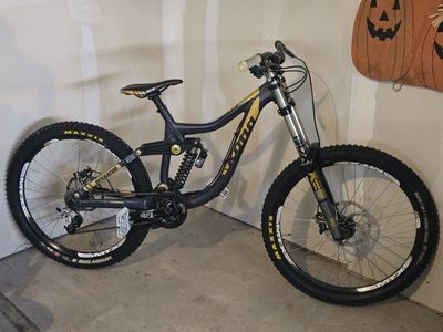 2012 Kona Operator (Downhill Mountain Bike Small)