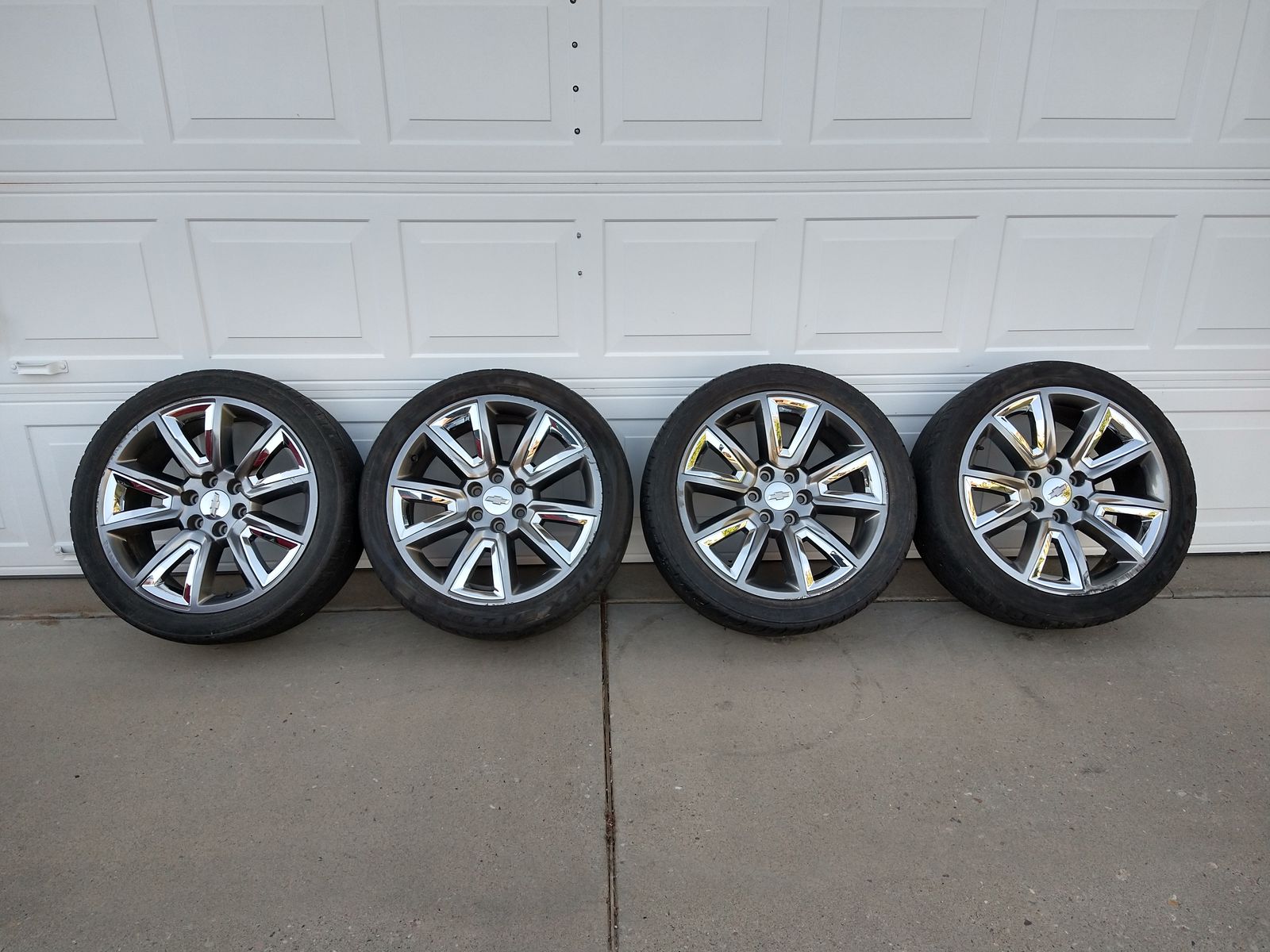 Set of Chevrolet-branded SUV wheels and tires (22X9JX24)