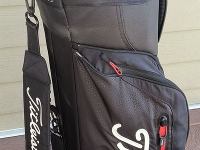 Titleist Club 7 bag golf cart ready