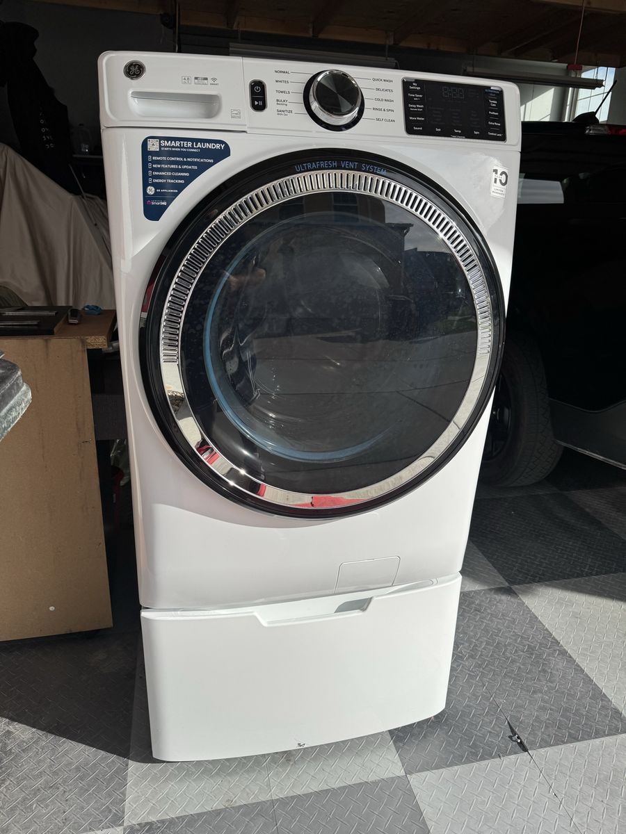GE 4.8 Cu Ft Front Load Washer with Pedestal *NEEDS REPAIR*