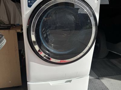 GE 4.8 Cu Ft Front Load Washer with Pedestal *NEEDS REPAIR*