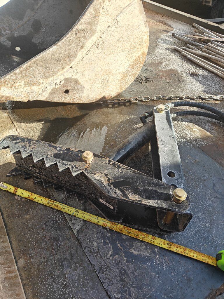 small hydraulic thumb for a mini excavator