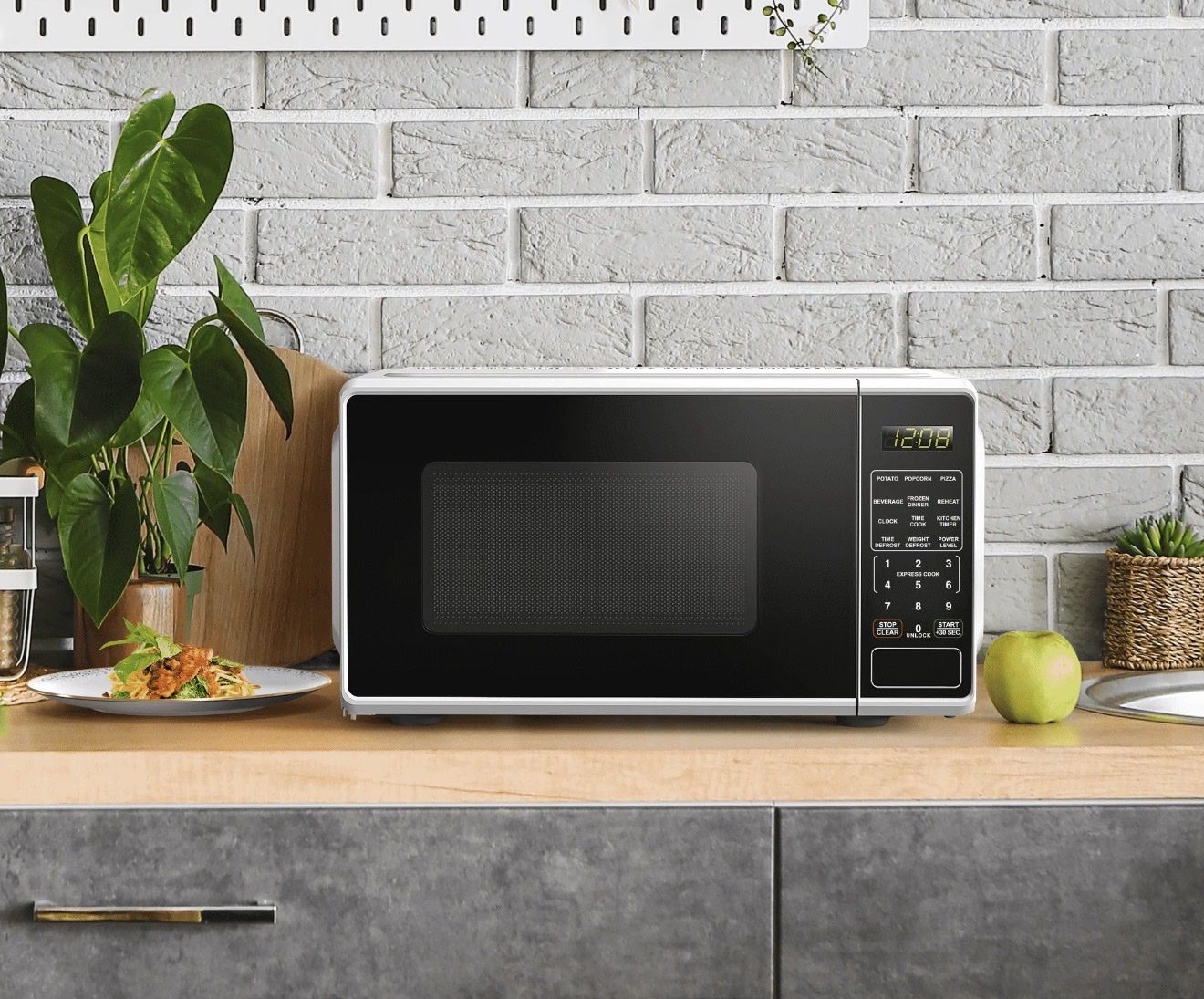 WHITE Mainstays 0.7 Cu ft Countertop Microwave Oven, 700 Watts