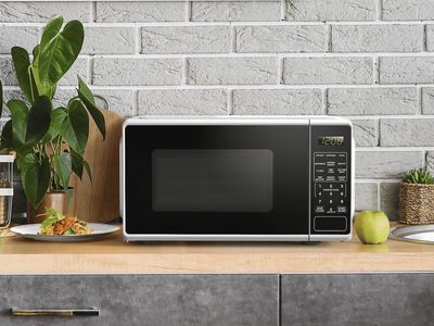 WHITE Mainstays 0.7 Cu ft Countertop Microwave Oven, 700 Watts