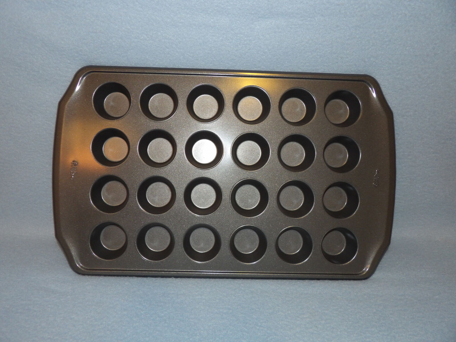 24 Mini Muffins Pan - Like New