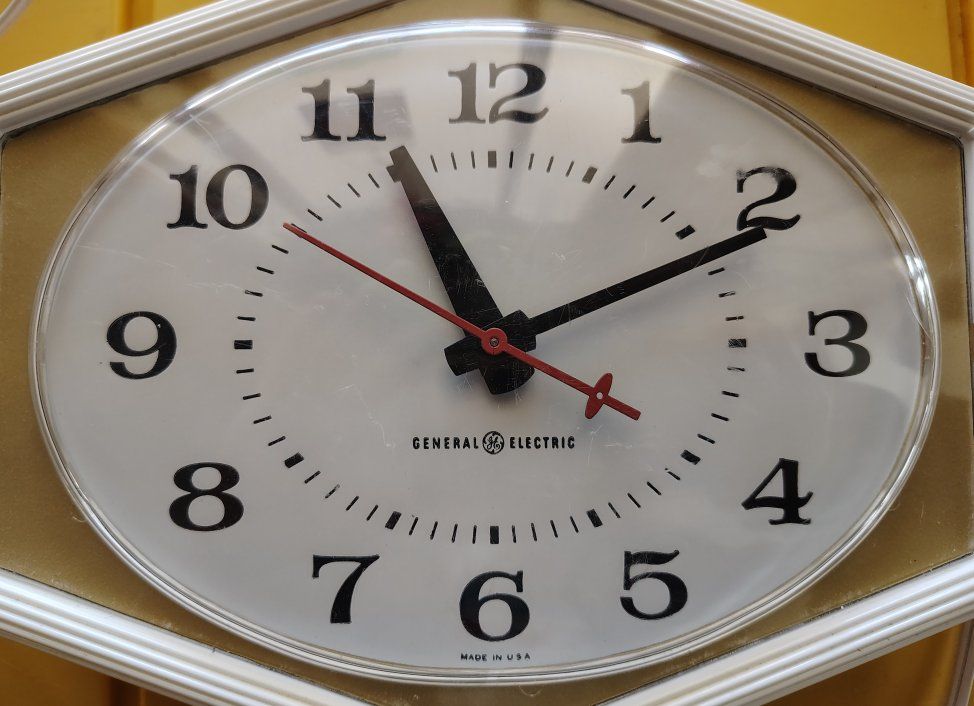 MCM MODEL 2154 General Electric Wall Clock  Plasti