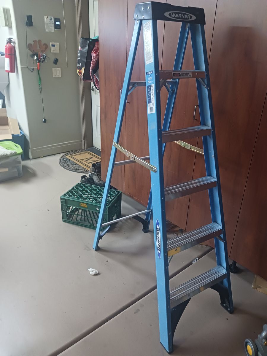 Like New 6ft Step ladder