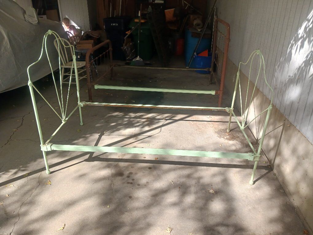 vintage metal sinlgle size bed