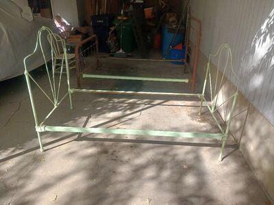 vintage metal sinlgle size bed