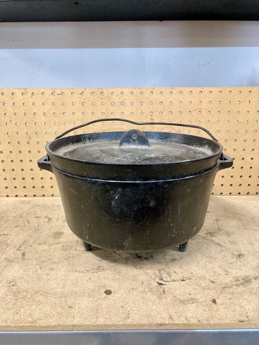 Vintage camp oven No. 12
