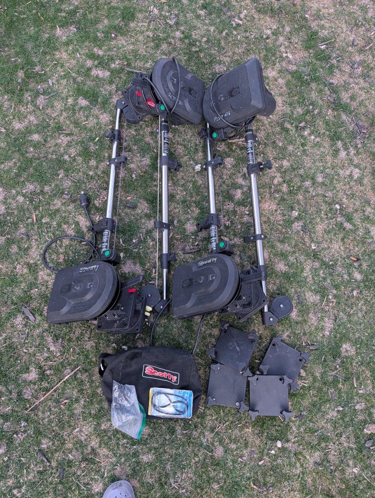 4 Automatic Scotty 1106 downrigger plus extras