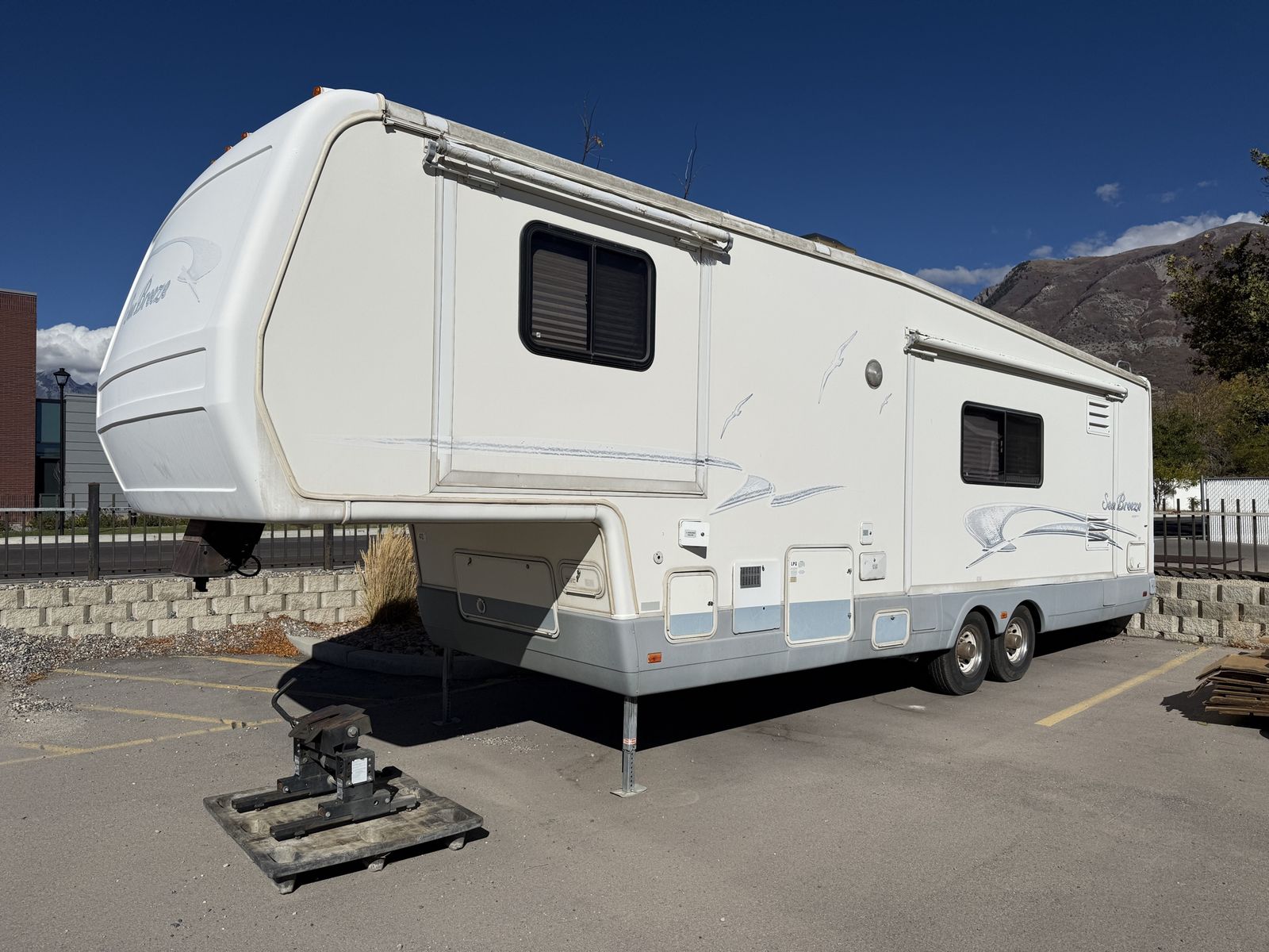 2000 National Sea Breeze 32’ Fifth Wheel – $11,995 OBO