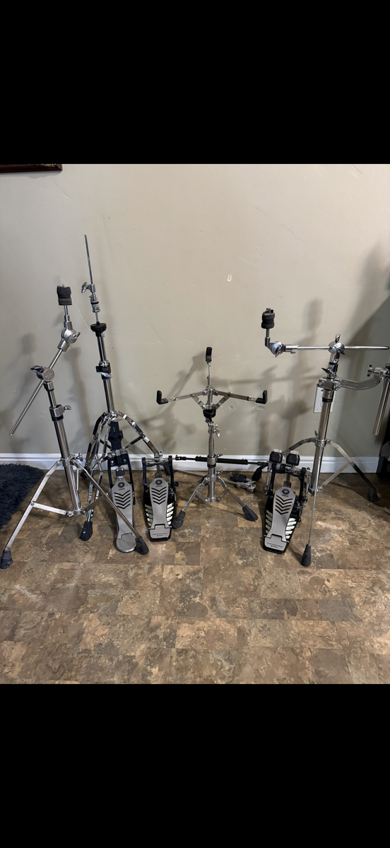 YAMAHA DRUM HARDWARE SET WITH GIG BAG