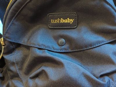 Tushbaby hip seat baby carrier black/gold