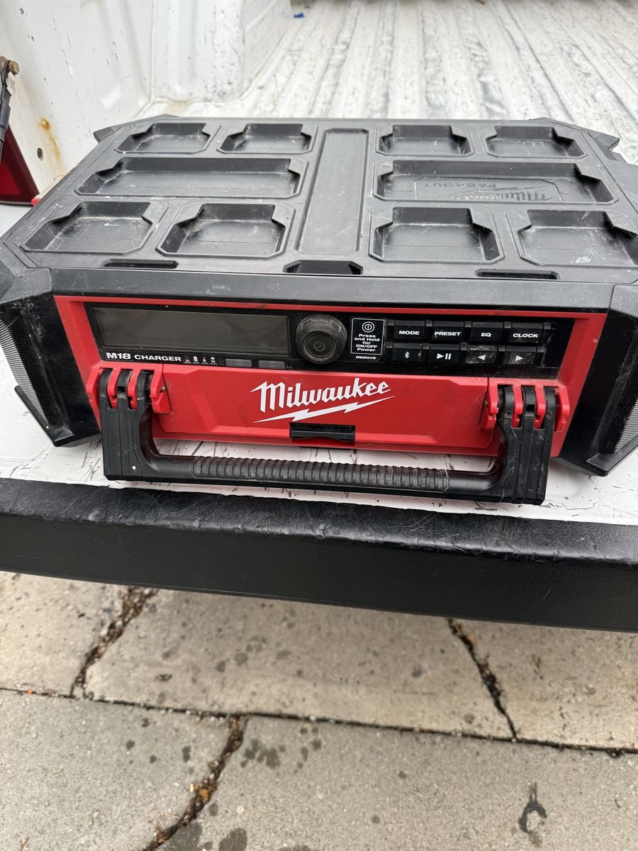 Milwaukee M18 pack out jobsite radio