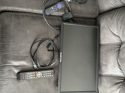 19” tv with Roku and walmount