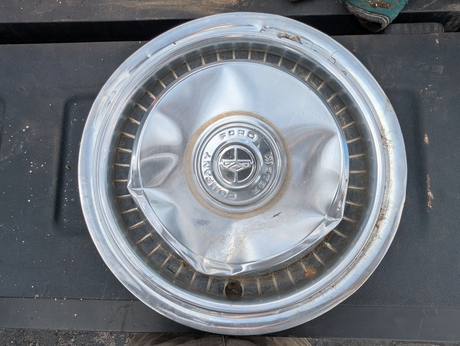 VINTAGE FORD HUBCAP 1970/80S DAMAGED