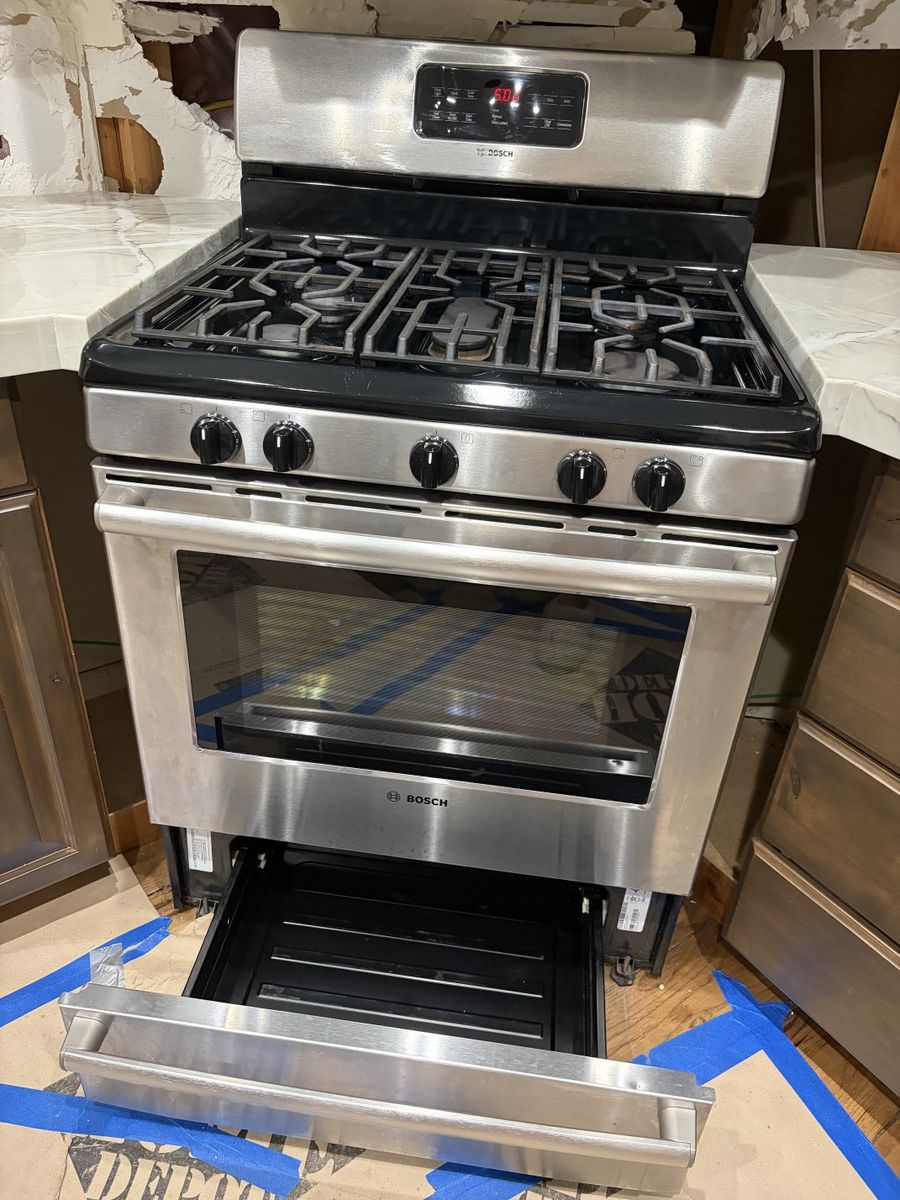 Bosch 500 Stainless Steel Gas Range Oven with 5 Burners True Convection