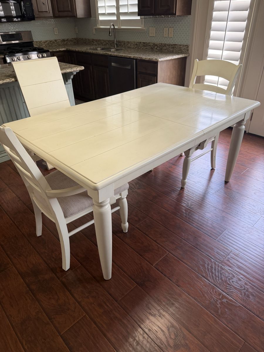 Beautiful dining table & two chairs