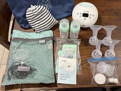 Motif Luna Breast Pump Kit with Tote Bag, Bottles & Accessories